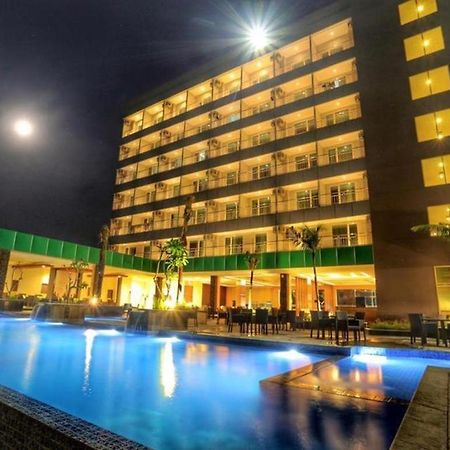 Dalton Hotel Makassar Exterior photo