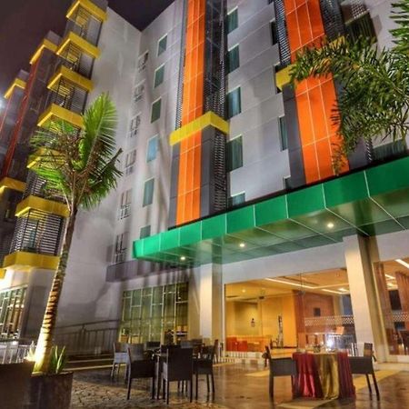 Dalton Hotel Makassar Exterior photo