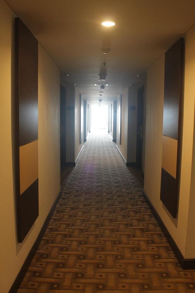 Dalton Hotel Makassar Exterior photo