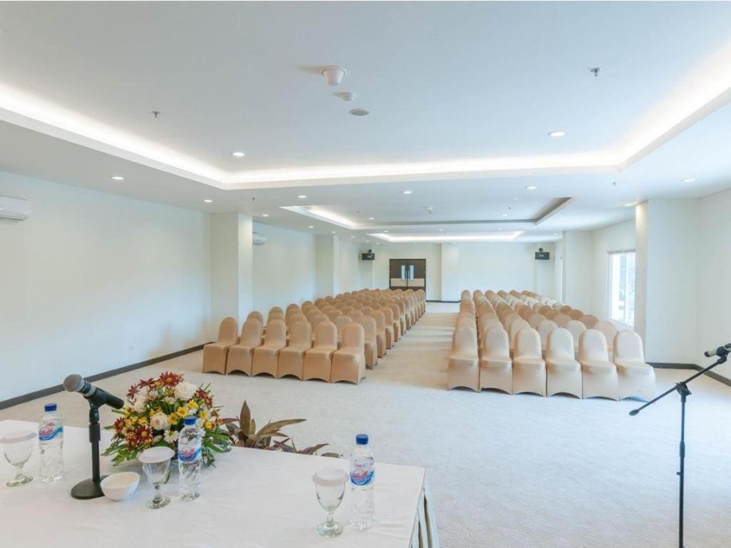 Dalton Hotel Makassar Exterior photo