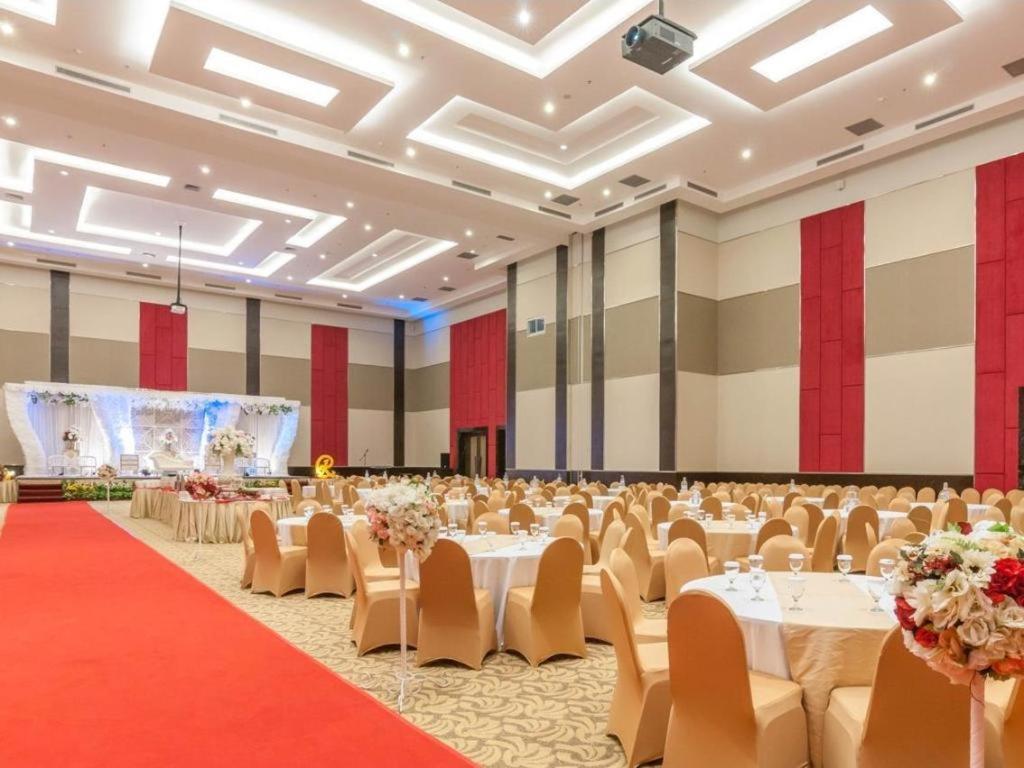 Dalton Hotel Makassar Exterior photo