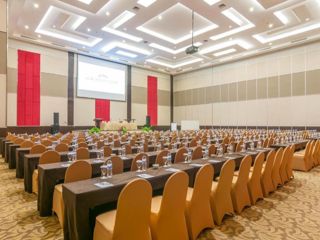 Dalton Hotel Makassar Exterior photo