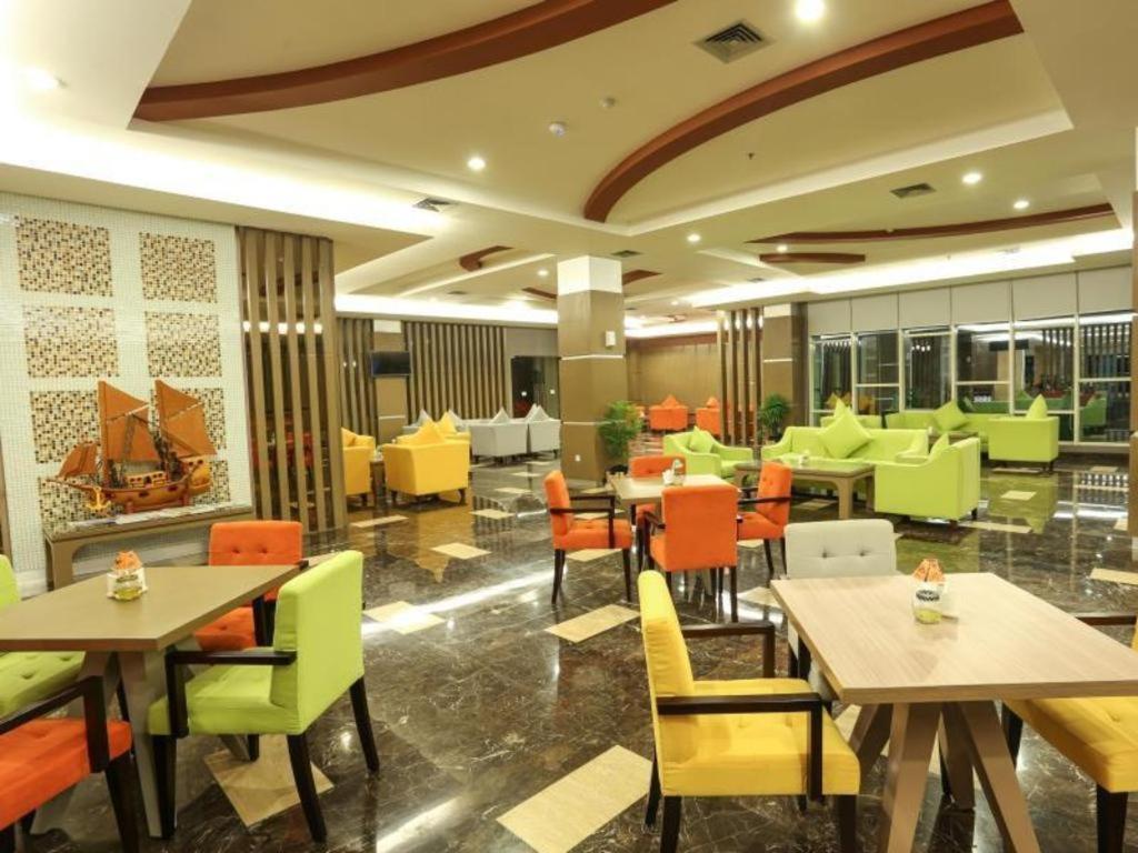 Dalton Hotel Makassar Exterior photo