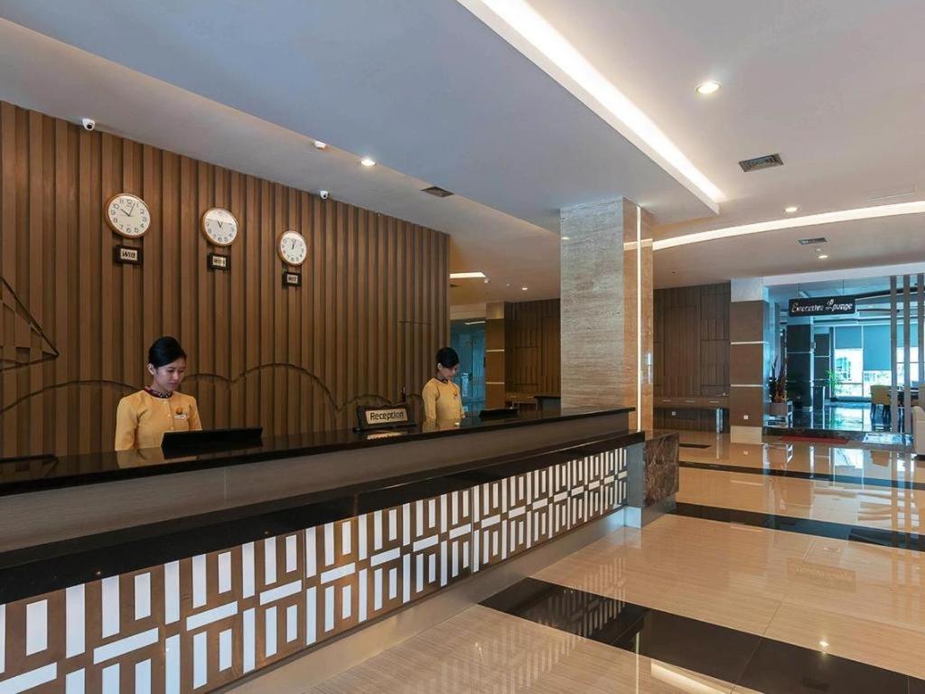 Dalton Hotel Makassar Exterior photo