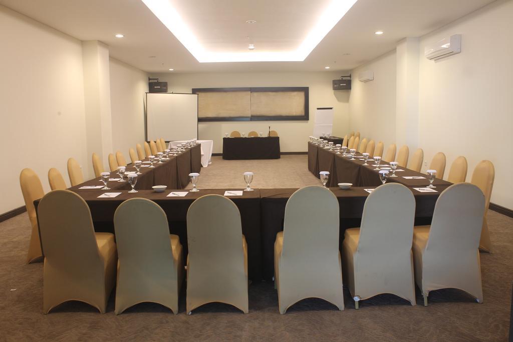 Dalton Hotel Makassar Exterior photo