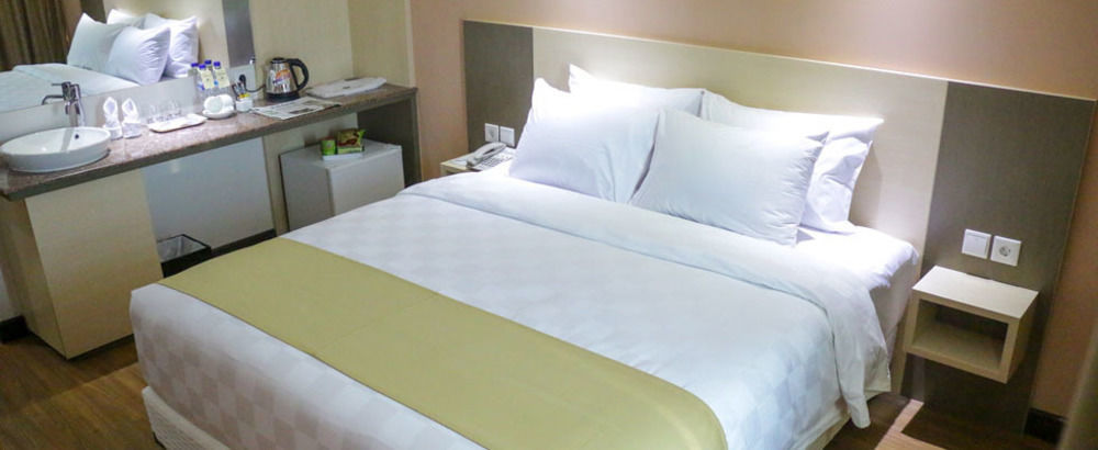 Dalton Hotel Makassar Exterior photo