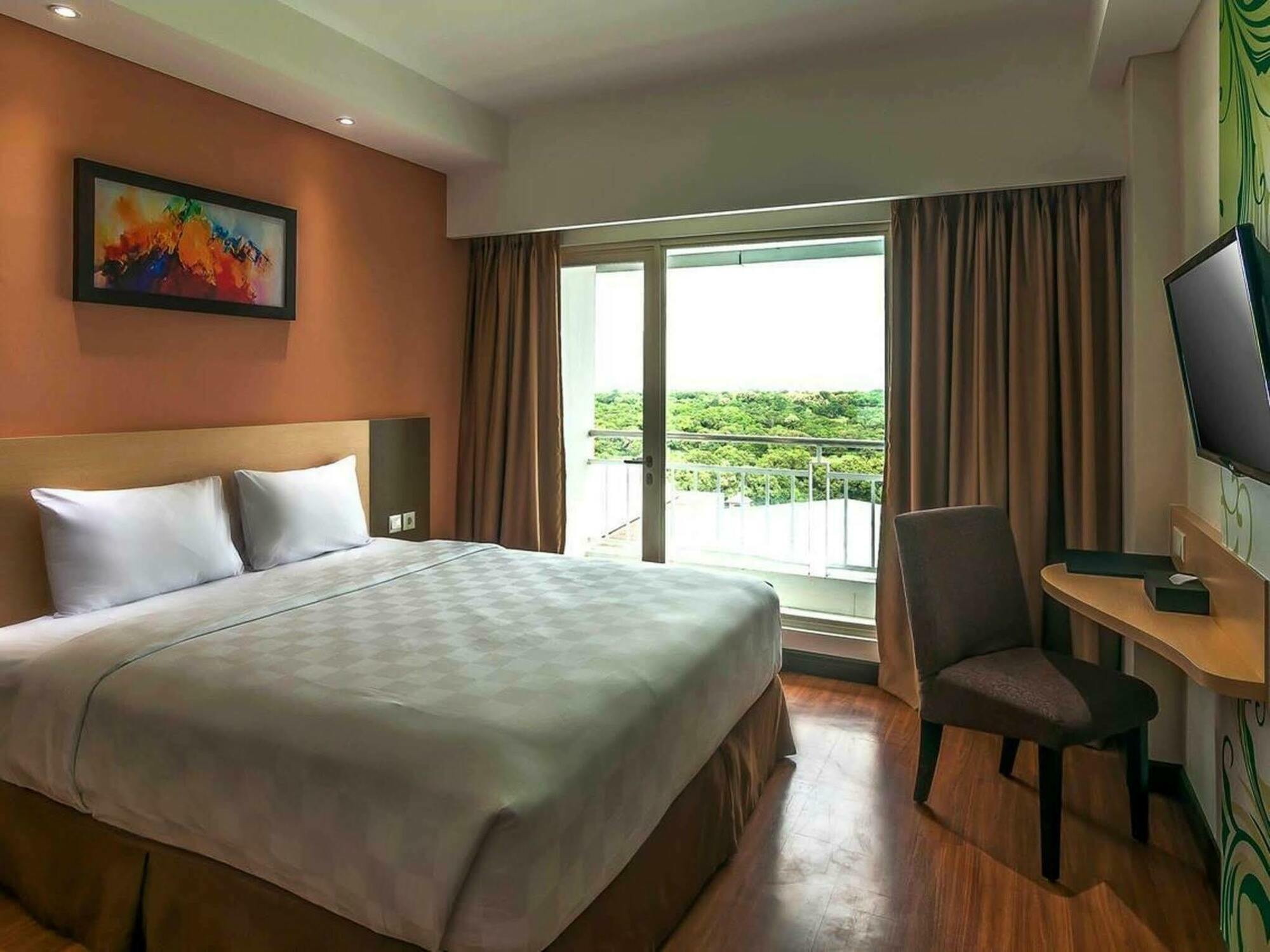 Dalton Hotel Makassar Exterior photo