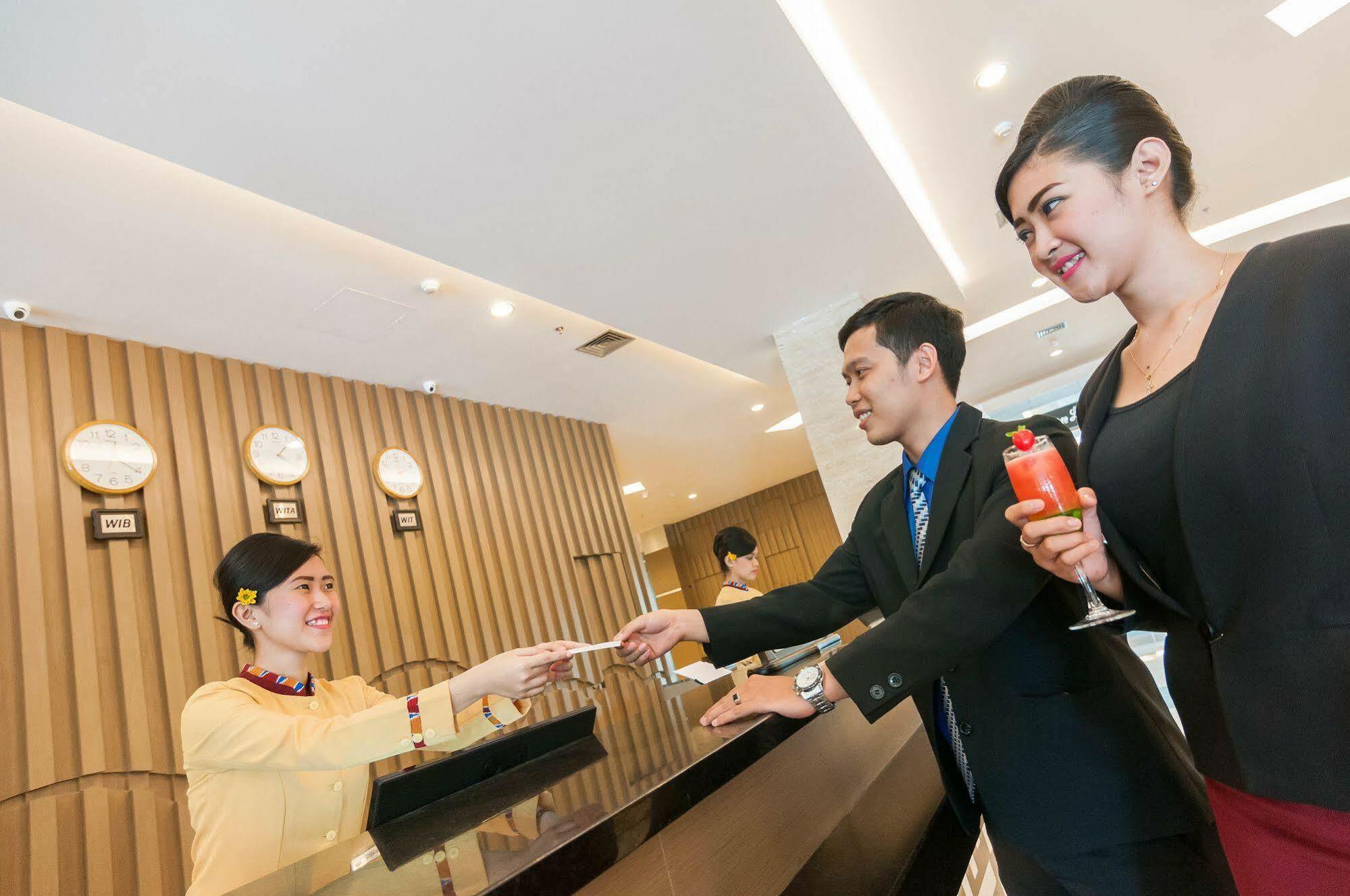Dalton Hotel Makassar Exterior photo