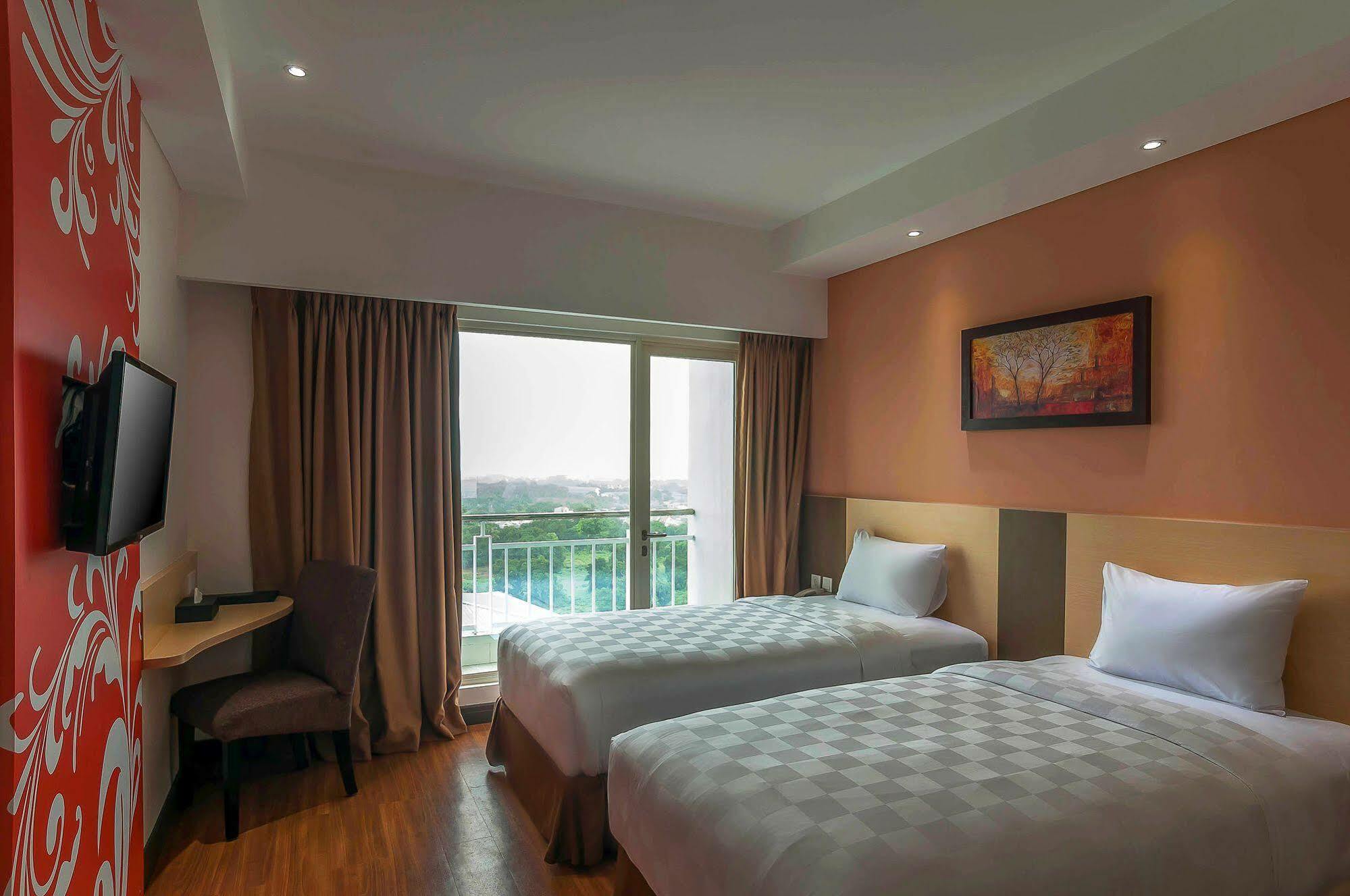 Dalton Hotel Makassar Exterior photo
