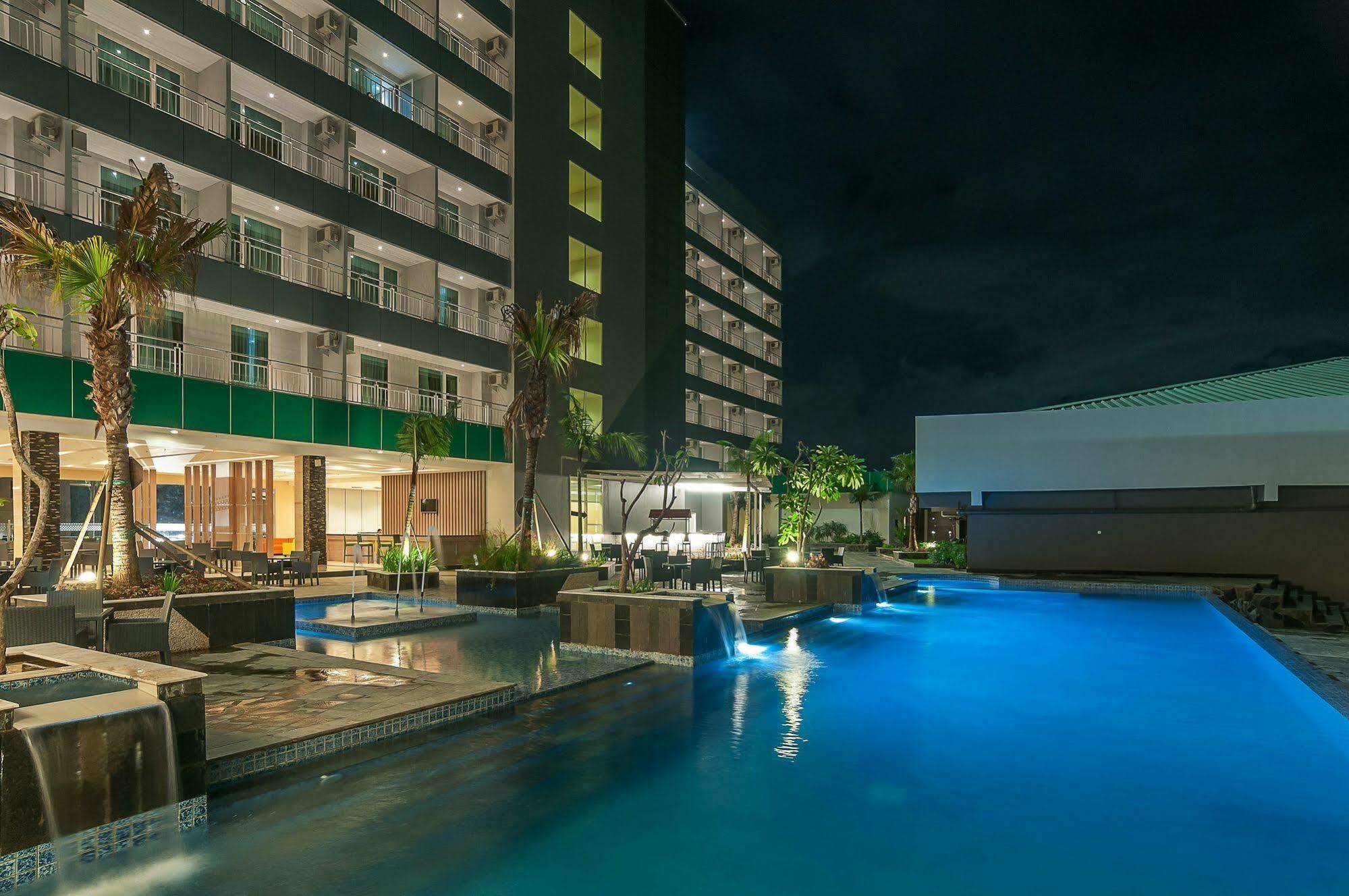 Dalton Hotel Makassar Exterior photo