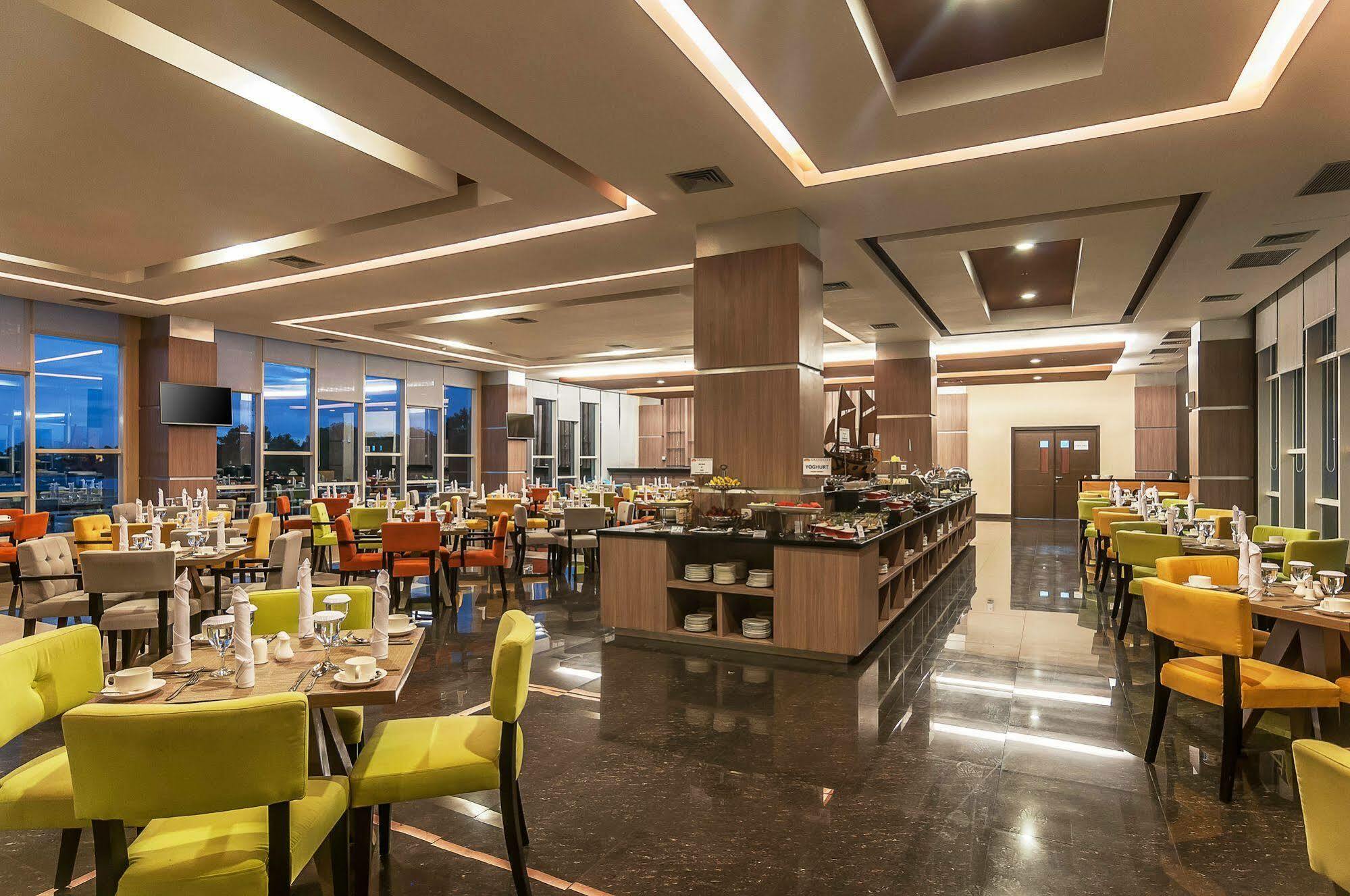 Dalton Hotel Makassar Exterior photo