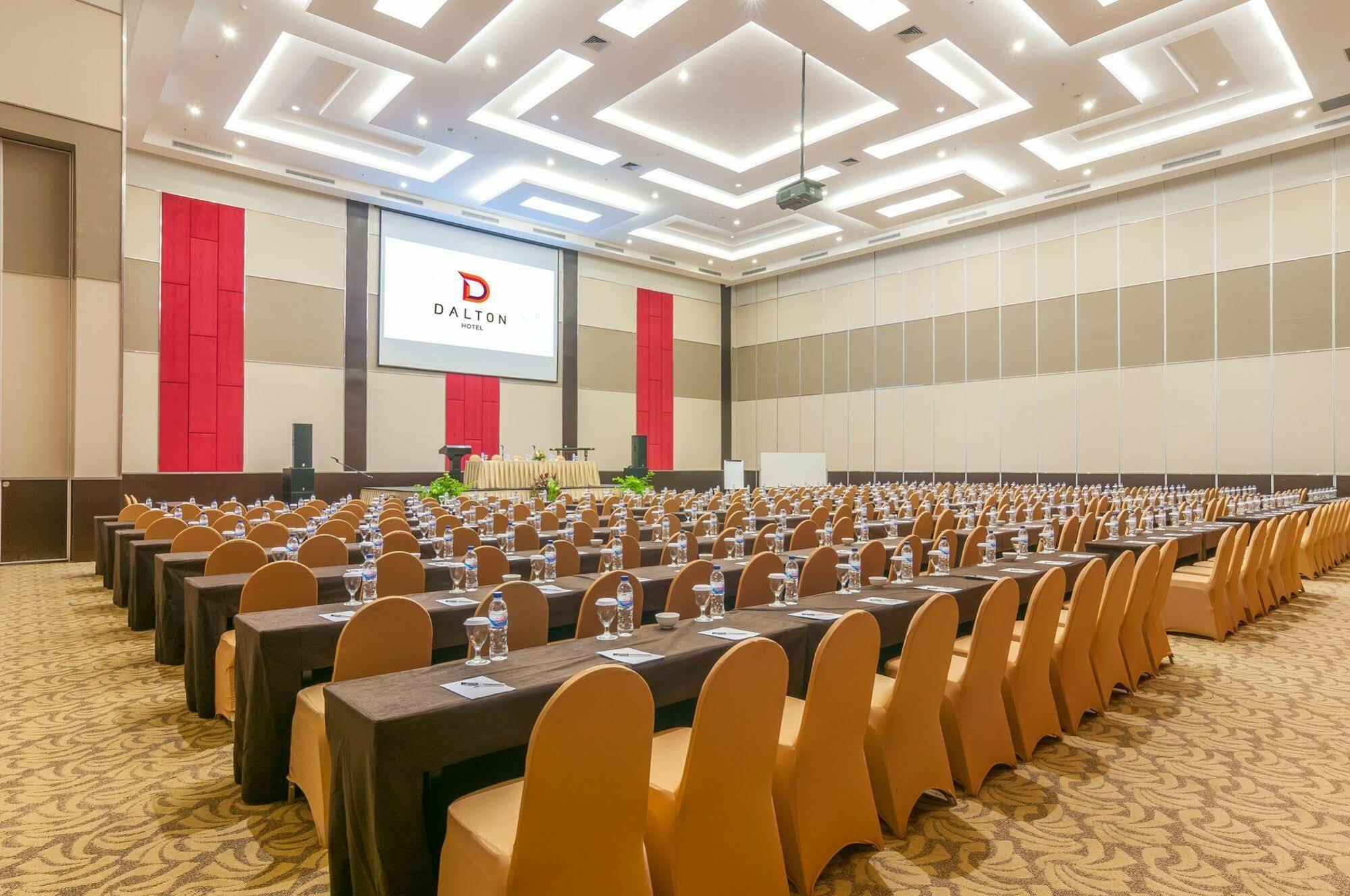 Dalton Hotel Makassar Exterior photo