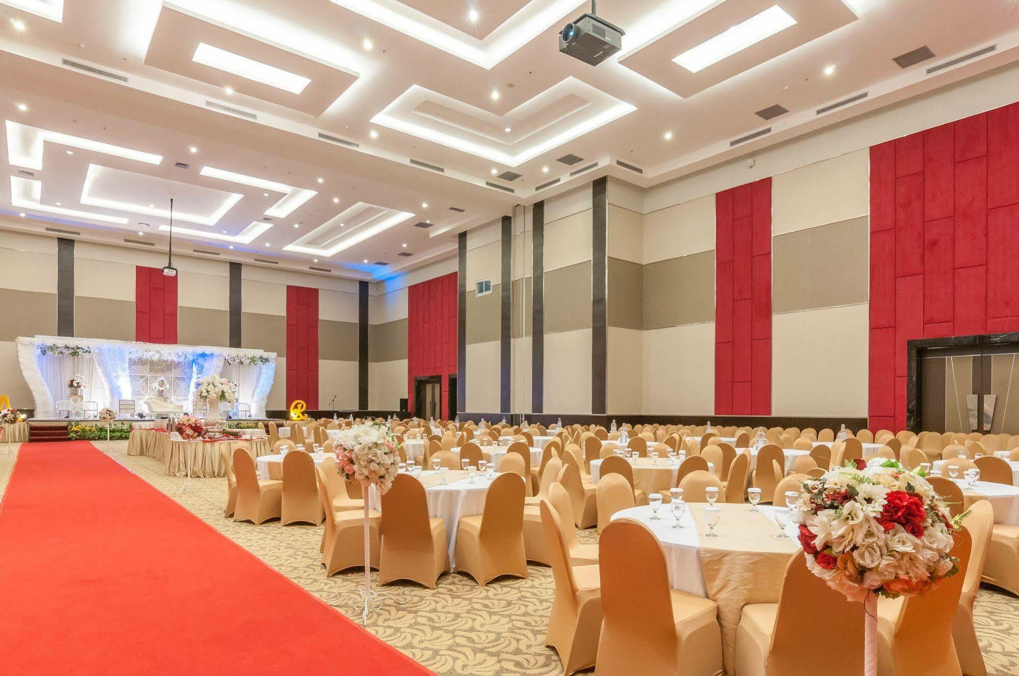 Dalton Hotel Makassar Exterior photo